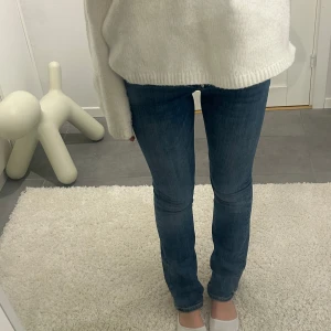 Blå lågmidjade jeans - Snygga blå lågmidjade jeans med en tight passform.💗