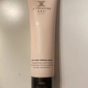 Anti-Frizz Repair Cream från Antonio Axu - Anti-Frizz Repair Cream från Antonio Axu är en stärkande krämformel som eliminerar friss för en silkeslen och ultra-slät finish. Perfekt för daglig användning för att tämja ostyrigt hår.