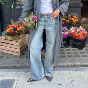 Nelly jeans - Jeans från nelly. ”Low waist loose jeans”. Aldrig använda, prislapp finns kvar. Råka beställa två och hann inte skicka tillbaka. Orginalpris är 599kr