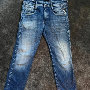 Blå jeans från Replay - Snygga blå jeans från Replay. Köpta i Spanien för ungefär 3 månader sedan och är sparsamt använda, de ser helt nya ut. Vid frågor eller funderingar hör av dig🙏