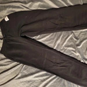 Svarta mjukisbyxor från Andy - Säljer ett par svarta mjukisbyxor från Andy. De är bekväma och perfekta för en avslappnad stil. Byxorna har en elastisk midja för extra komfort.