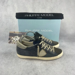 Philippe Model sneakers - Philppe model i storlek 40-41, endast lådan följd med. Obs inte mina bilder, dem är från när jag köpte knappt använda sen dess. Skriv för mer bilder!