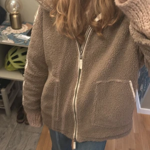 Beige teddyjacka med dragkedja (BYTA) - Hej jag vill byta min beiga teddyjacka med dragkedja och långa ärmar mot en annan färg (kan byta till m också). 💕