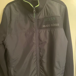  Hugo Boss - Säljer en en typ av tjockare tröja från Hugo boss som är väldigt varm o skön. Säljer den på grund av att den inte passar mig den är lite stor då den är XL men passar mer som en L. Pris kan diskuteras