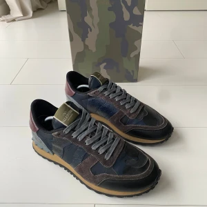 Valentino Rockrunner  - Tjena! Säljer nu dessa riktigt feta valentino rockrunnersen! Skorna är i storlek 42! Skorna är i fint skick! Og box medföljer vid köp! För mer frågor eller bilder är det bara att skriva! Sugen? Skriv så löser vi en deal, kan gå ner något Vid snabbaffär!