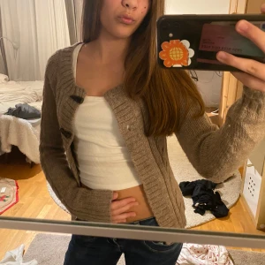 stickad beige kofta - säljer min svinsnygga stickade kofta som är brun/beige❤️❤️storlek xs/s🥰 går inte att köpa idag och ör ifrån L.O.G.G🥰pris kan diskuteras ❤️❤️