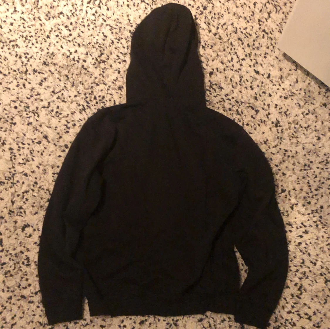 Svart hoodie från Weekday - 93
