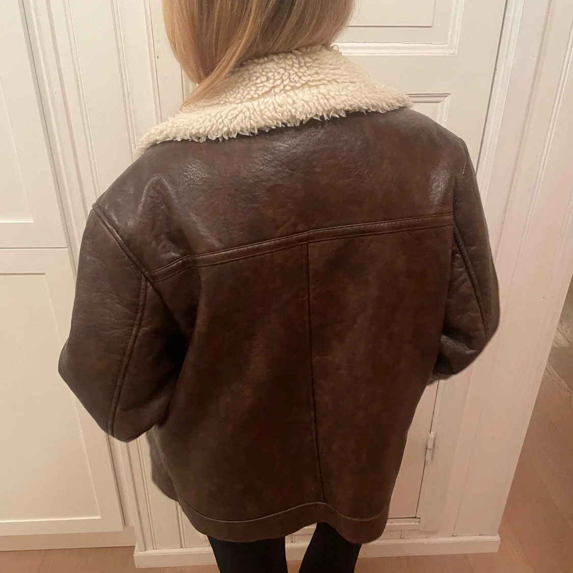 Brun skinnjacka från Gina tricot med mysigt foder - 92