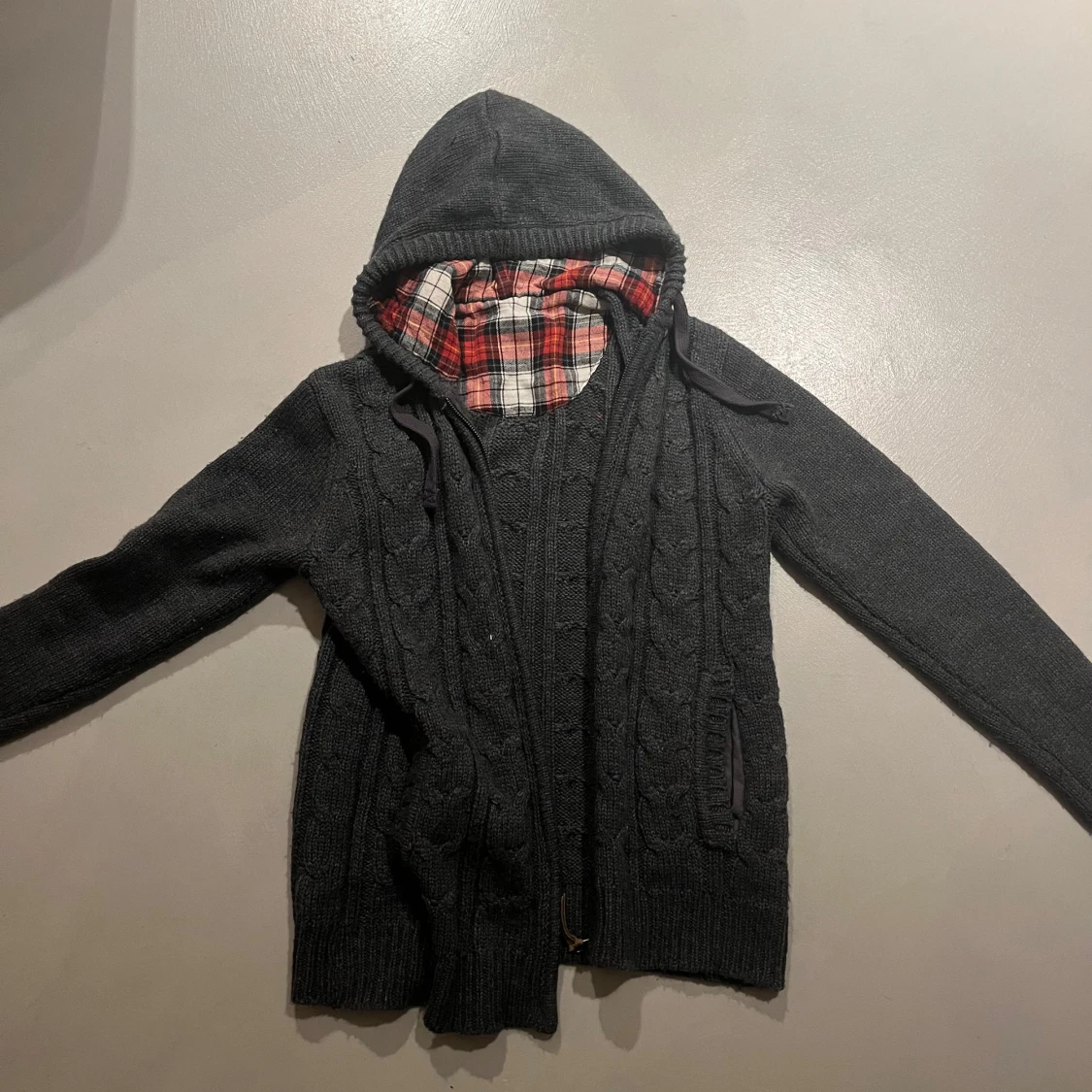 Grå stickad tröja med dragkedja 