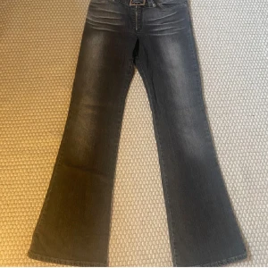 Jeans utan fickor  - 2000-tals jeans utan fickor. Köpta här på plick och använda ett fåtal gånger. Midrise och bootcut. Står storlek 34 men passar mig som har M