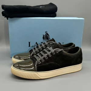 Lanvin ToeCap - - Skick 8/10  - Tillbehör: Box, Dustbags & Laces  - Nypris: 5500 SEK  - Storlek: 43