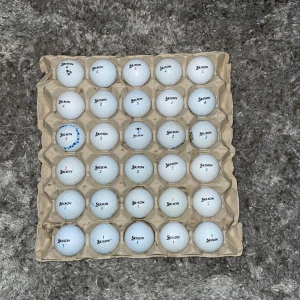 Golfbollar från Srixon 30st  och Wilson Staff 30st - Säljer ett set med golfbollar från Srixon och Wilson Staff. Perfekt för golfentusiaster som vill fylla på sitt förråd. Bollarna är vita och levereras i en praktisk kartongförpackning.