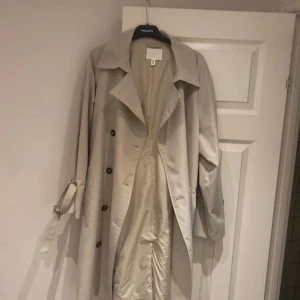Beige trenchcoat H&m  - Inga defekter, i storlek M men passar S, jätte fin beige 