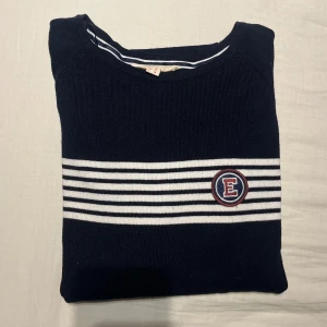 Vit & marinblå tröja Esprit - Långärmad & bekväm tröja från esprit. 