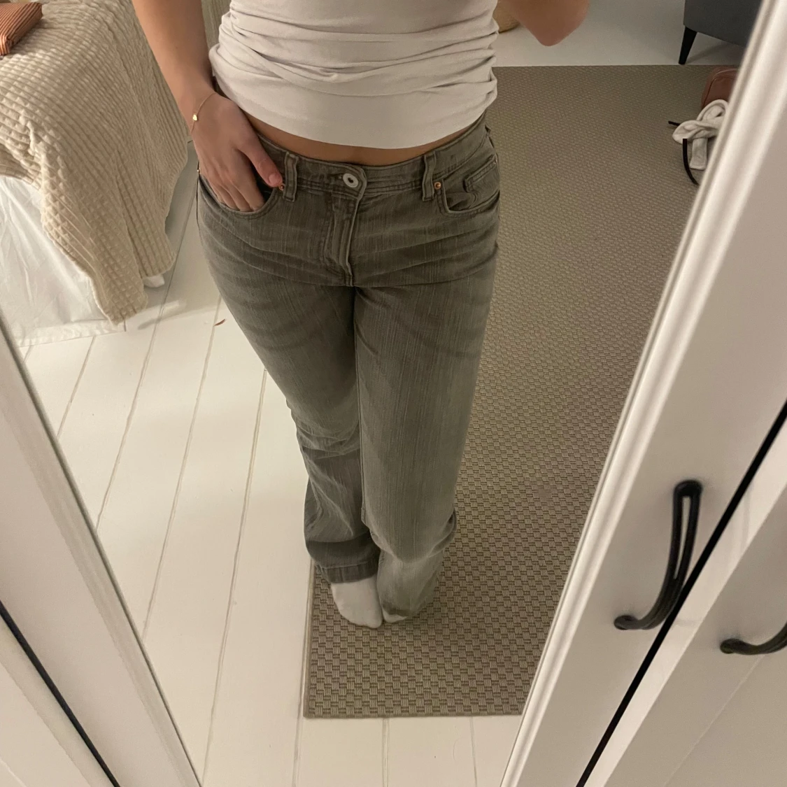 Grå jeans med rosett-detalj