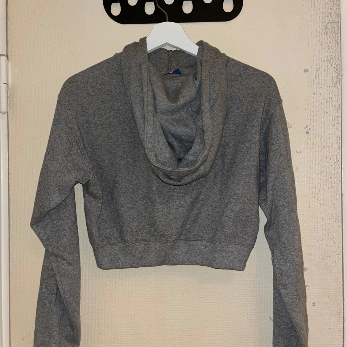 Grå croppad hoodie från Champion - 90