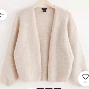 Beige kofta!!😇 - Säljer denna beiga koftan från Lindex, använd lite nopprig men inte mycket, bra skick! ❣️priset kan diskuteras 