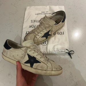 Golden goose - Ett par riktigt snygga golden goose skor i färgen vit⚪️| Skick-5/10✅| Skorna har en liten skada på båda skorna där bak men går ändå utmärkt att använda skorna|Det har även gått upp lite grann på båda skorna runt om men inget man tänker på| Tillkommer dustbag| PRISET ÄR HUGGET I STEN DÅ DET ÄR JÄTTE BILIGT| FÖRST TILL KVARN| Hör av er vid fler funderingar☁️