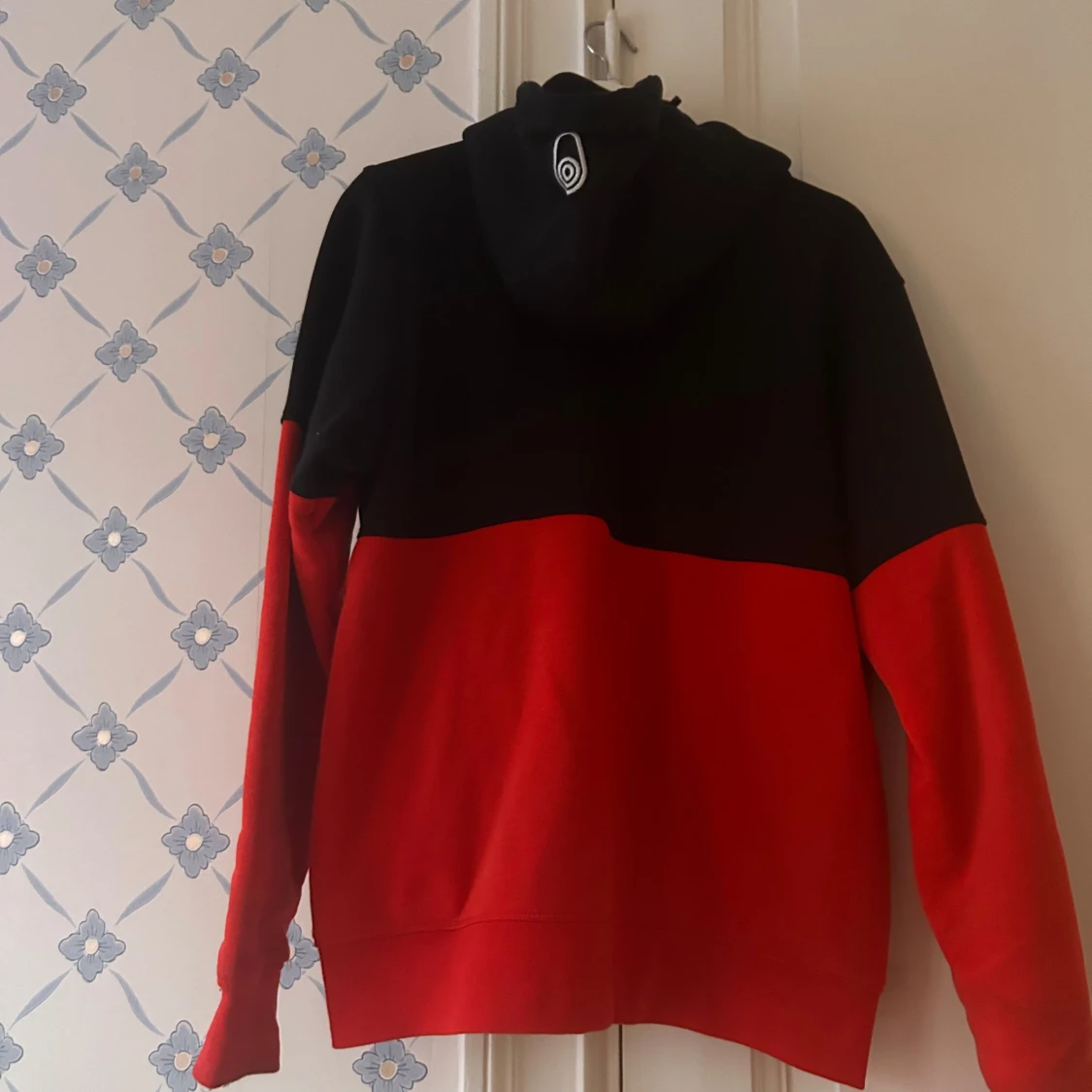 Svart och röd hoodie från Sail Racing - 2