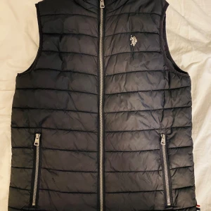Us Polo Assn. Väst - Svart Polo Assn. Väst i fint skick. Storlek 14-15 år. 