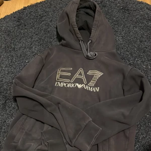 Armani hoddie - Säljer nu denna hoddie från märket Emporio Armani. Väldigt skön. Nypris cirka 1500kr. Tveka inte att höra av dig vid frågor eller fler bilder!