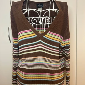 Mysig tröja  - Super gullig tröja som passar till allt! Köptes second hand men har inte använts många gånger alls, färgerna lyser verkligen upp personen och gör hela outfiten perfekt! 