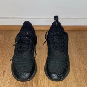 Svarta Nike sneakers - Säljer ett par svarta Nike 270 med snörning. Skorna har en robust sula och är väldigt sköna, säljer dom då jag inte använder dom. Priser kan absolut diskuteras med tanke på skicket💞