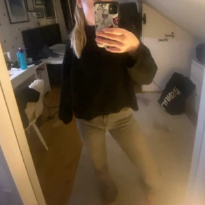 gråa jeans  - gråa jeans från gina. knappt använda. skulle säga att de sitter som en 34