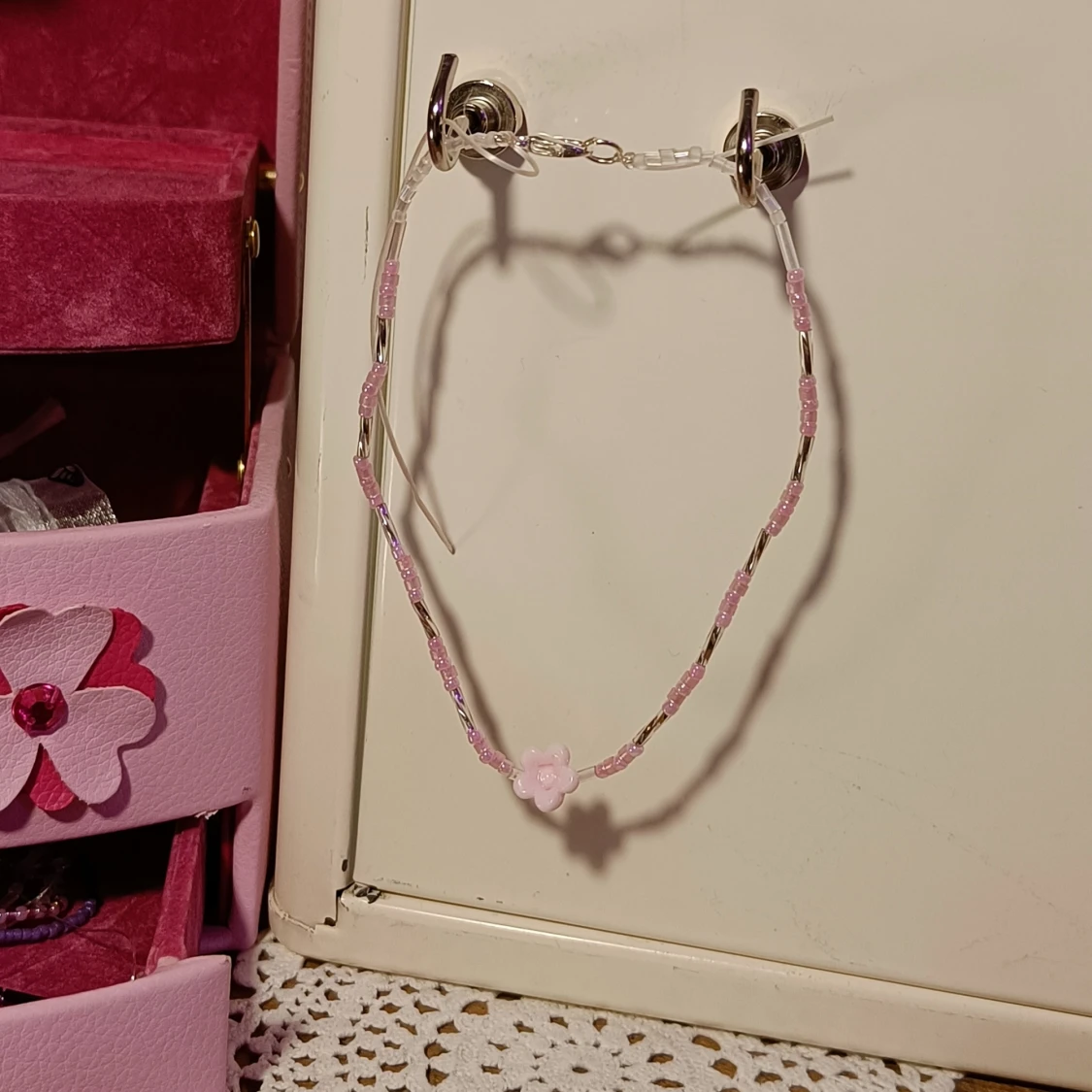 Rosa och silverfärgat halsband med blomma