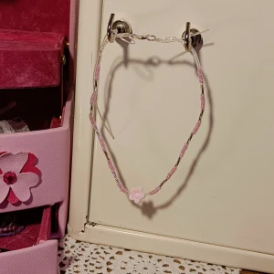 Rosa och silverfärgat halsband med blomma - Handgjort halsband/choker. 🌸 Halsbandet längd är ca 27,5 cm