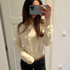 Beige kofta med knappar - Säljer en  beige kofta med knappar. Superfin och skön. Perfekt att ha till skolan🩷