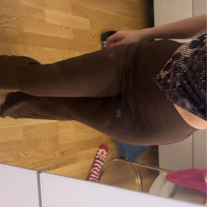 Bruna byxor - Snygga bruna byxor med bootcut-stil. Perfekta för en trendig look med hög midja och bekväm passform. Byxorna har en klassisk design som passar till många olika outfits.