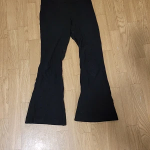 Svarta byxor från Vero Moda - Snygga svarta byxor från Vero Moda i storlek XS. Byxorna har en bootcut-stil som ger en trendig look. Perfekta för både vardag och speciella tillfällen.