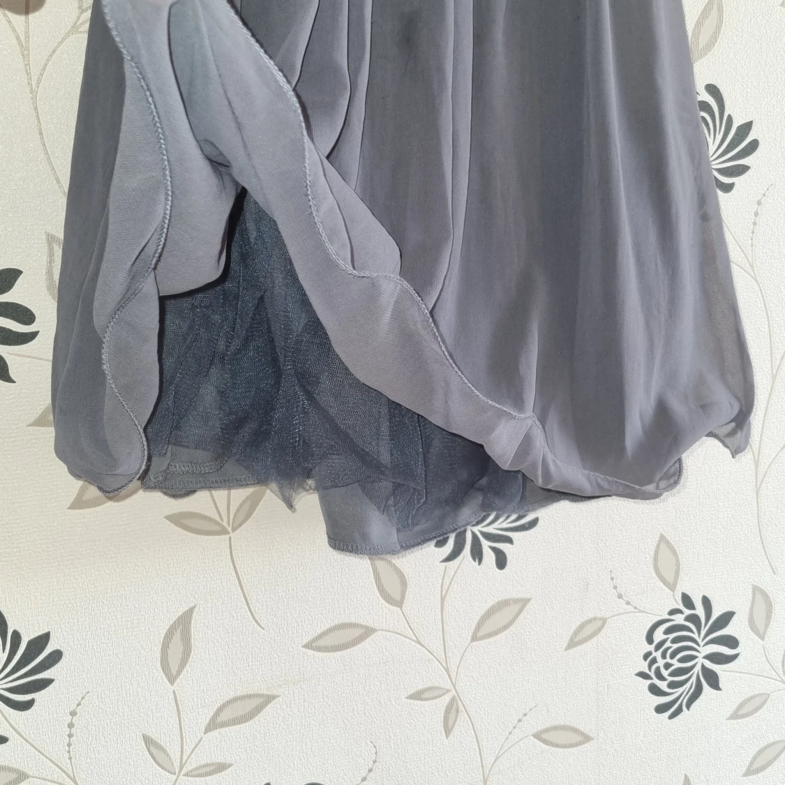 Grå axelbandslös klänning från Sisters Point, Strl:34/XS - 92