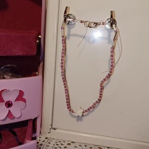 Rosa pärlhalsband med blomma - Handgjort halsband/choker 🌸 Halsbandet längd är ca 27,5 cm