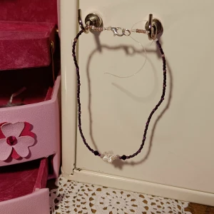 Lila pärlhalsband med blomma - Handgjort halsband/choker🔮 Halsbandet längd är ca 29cm