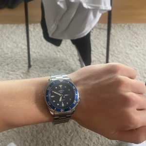 Seiko Mod ”Submariner” - Säljer en snygg mörkblå seiko klocka. Helt ny. Klockan är 40mm i diameter. Vridbar bezel och justerbar länk. Skriv privat för fler frågor!