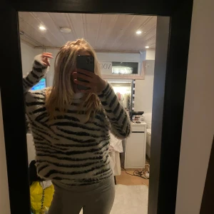 Stickad tröja  - Super snygg zebra tröja från only som inte kommer till användning, super fint skick❣️