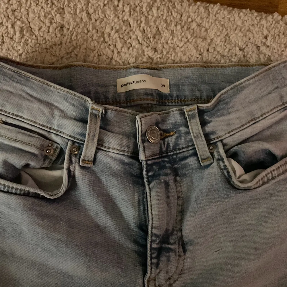 Ett par jätte fina ljus blåa jeans från Gina. Dom är i storlek 34. Är i mycket bra skick köpt för ungefär 1 månad sen och är använda ungefär 3-5 ggr. Köpt för 499kr säljer för 250kr. Jeans & Byxor.