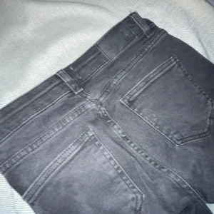 jeans - jag är ca 160 och dom passar mej precis i längden, dom är lågmidjade men inte jätte mycket😊