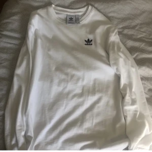 Adidas långärmad tröja - Vit adidas tröja i storlek xs men funkar också som S Fint skick, endast använd några gånger