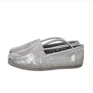 Fina Toms glitter slip-ons🩷🩷som endast har använts ett fåtal gånger 🩷