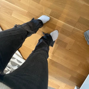 Svarta jeans😍 - Skitsnygga jeans med hål på ena knät från Gina tricot, säljs inte längre💕endast använda en gång och är fint skick!💕Skriv privat för fler bilder💕💕