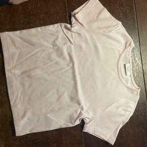 Topp - Helt ny topp från Gina tricot u en ljusrosa färg. Den är så fin men det är inte riktigt min stil. Helt oanvänd.