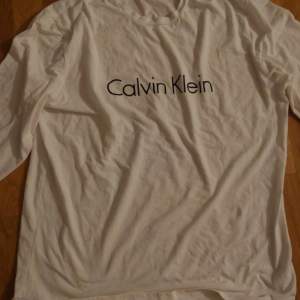 Calvin Klein långärmad t shirt i storlek L.