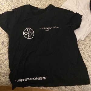 Fet t-shirt - Knappt använd off-white t-shirt och super bra skick