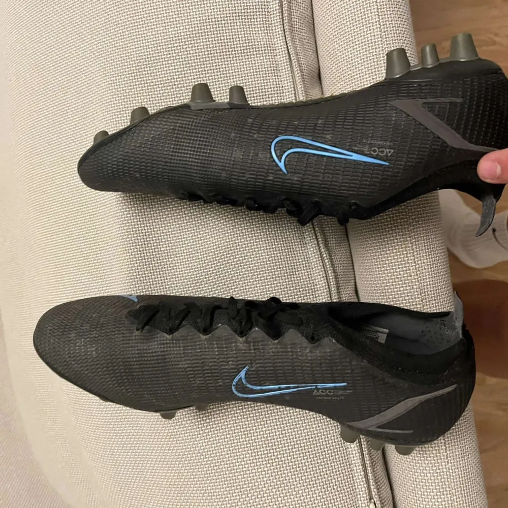 Säljer dessa Nike mercurial i väldigt bra skick! Kan skicka mer bilder vid intresse🙌.   Storlek 42, pris kan diskuteras vid snabb affär 🙌🙌🙌💰. Skor.