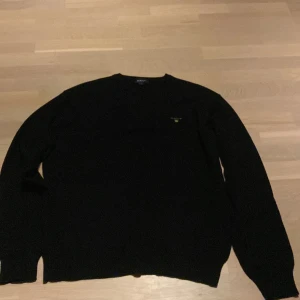 Stickad gant tröja - Tjenare säljer en riktigt stilig stickad gant tröja i storlek L, skick 9.5/10