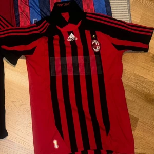 Ac Milan t-shirt  - En fin tröja, använder inte den pga av storlek