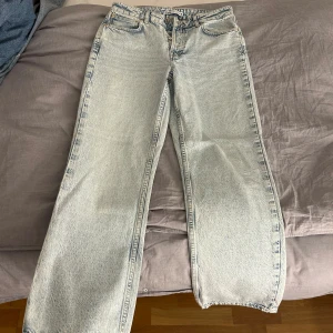 Ljusblåa jeans - Ljusblåa jeans som är aldrig använd. Storleken är 38 och jeansen är i nytt skick.